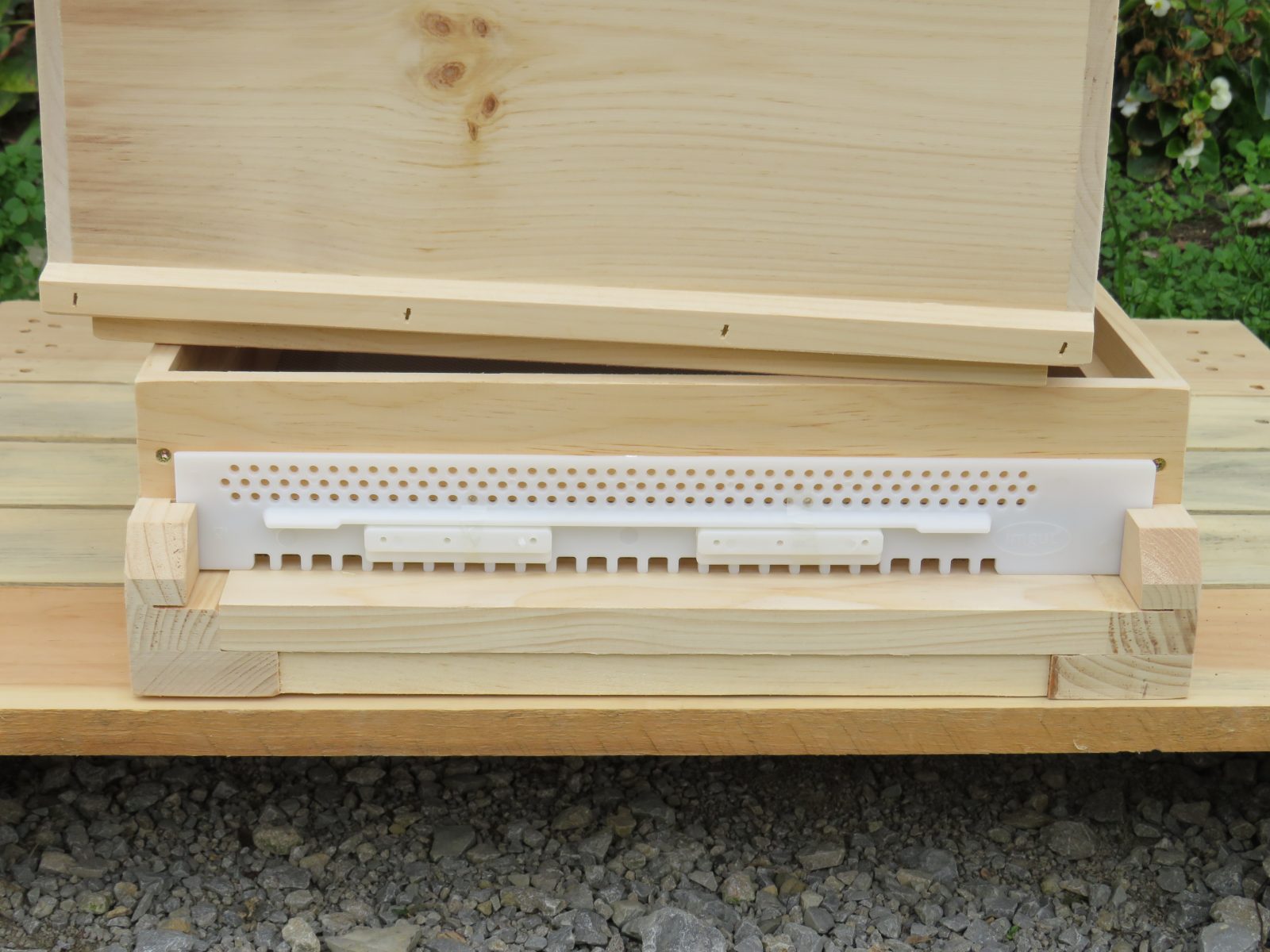 Foto de Bienenkasten für Imker in der Natur | Adobe