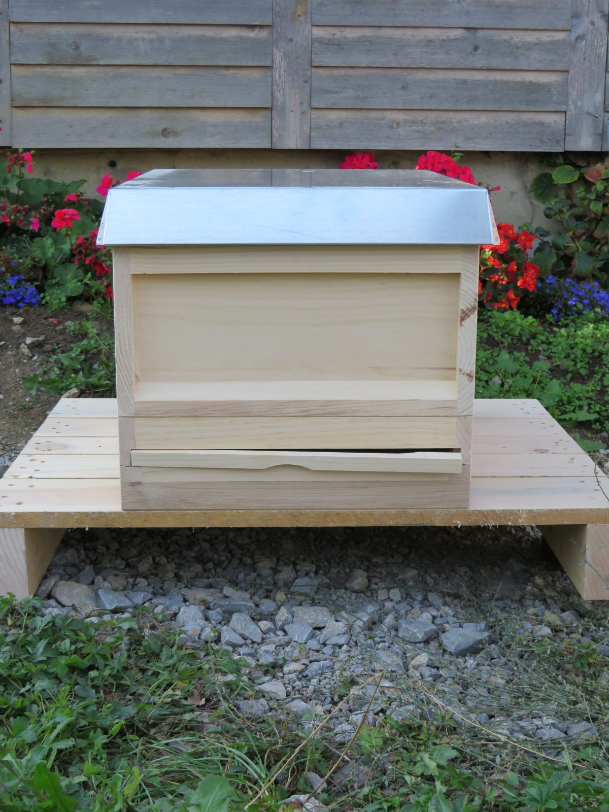 Produktbild von Zander / ZaDant Ablegerkasten Aus Hartschaum – 6 Rähmchen, Mit Lüftung & Futtertrog, Für Bienenimkerei